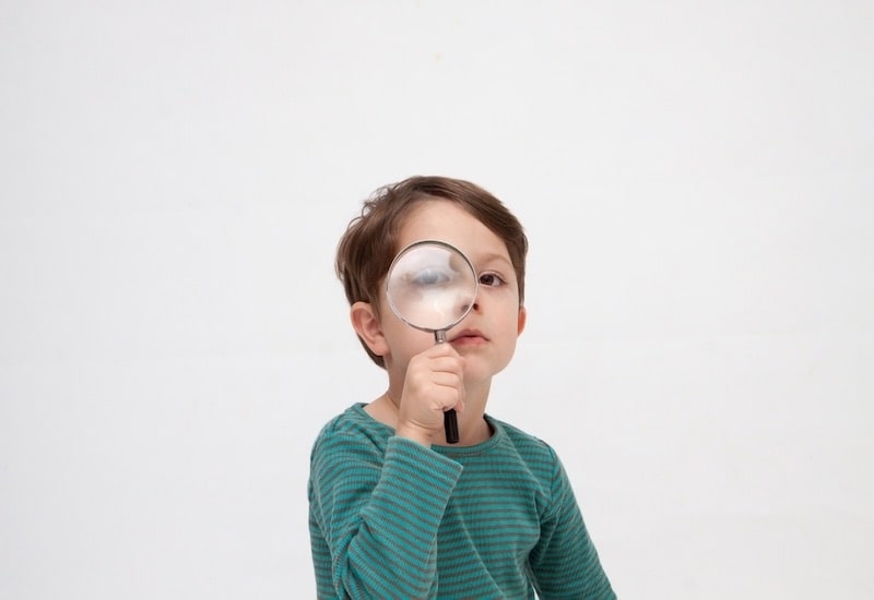 虫眼鏡で観察する男の子